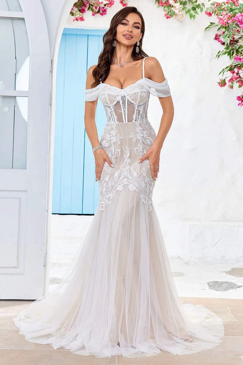 Abito da sposa a sirena con corsetto in tulle con spalle scoperte con applicazioni