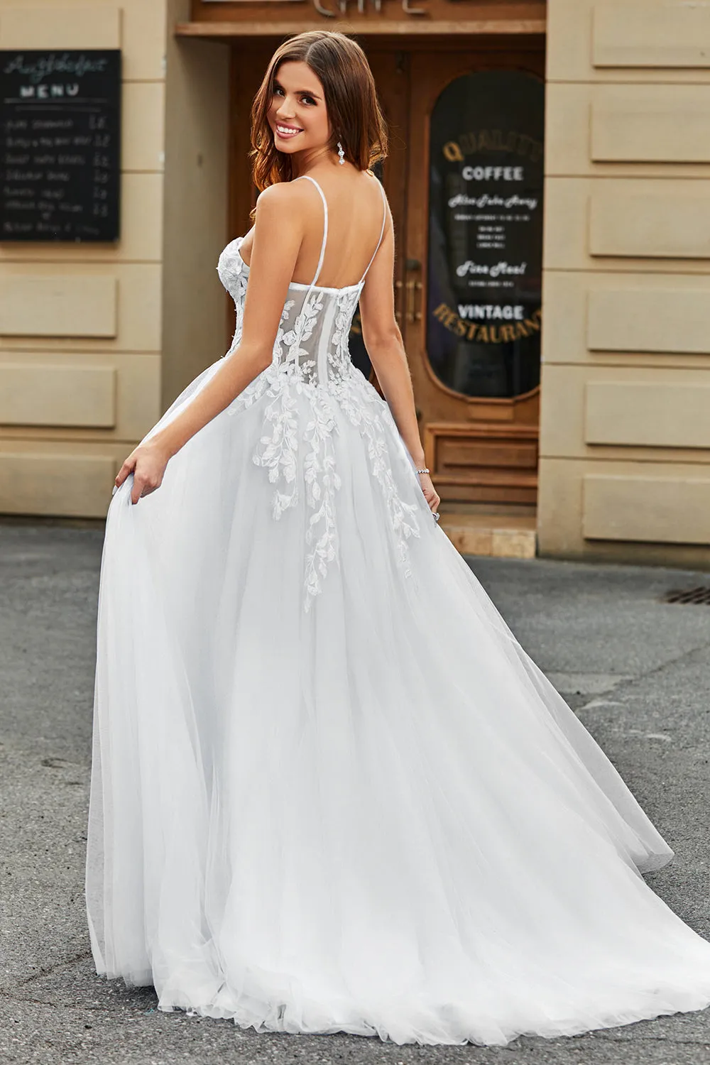 Abito da sposa lungo in tulle di pizzo con spalline sottili avorio