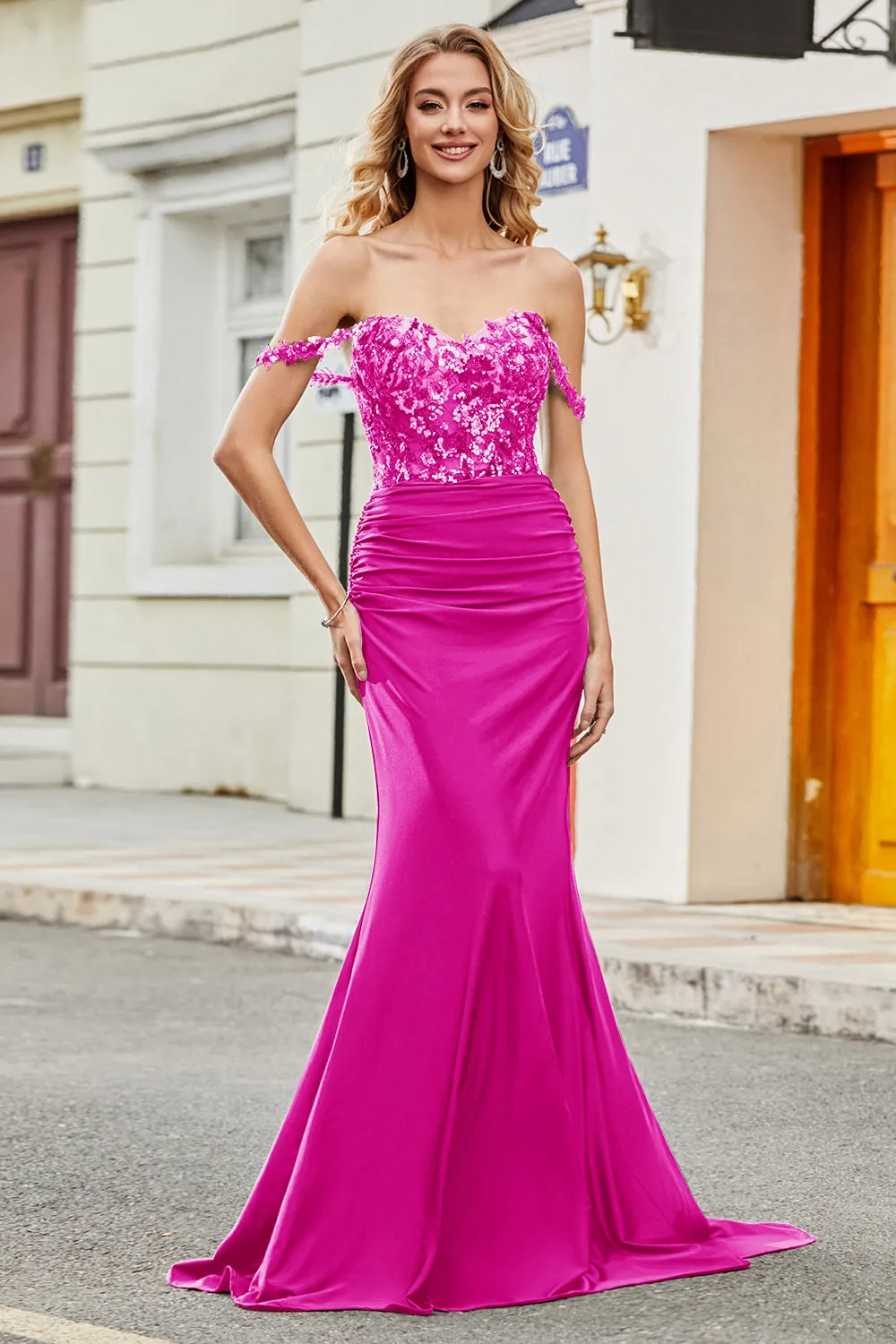 Abito lungo fucsia a sirena con spalle scoperte e paillettes