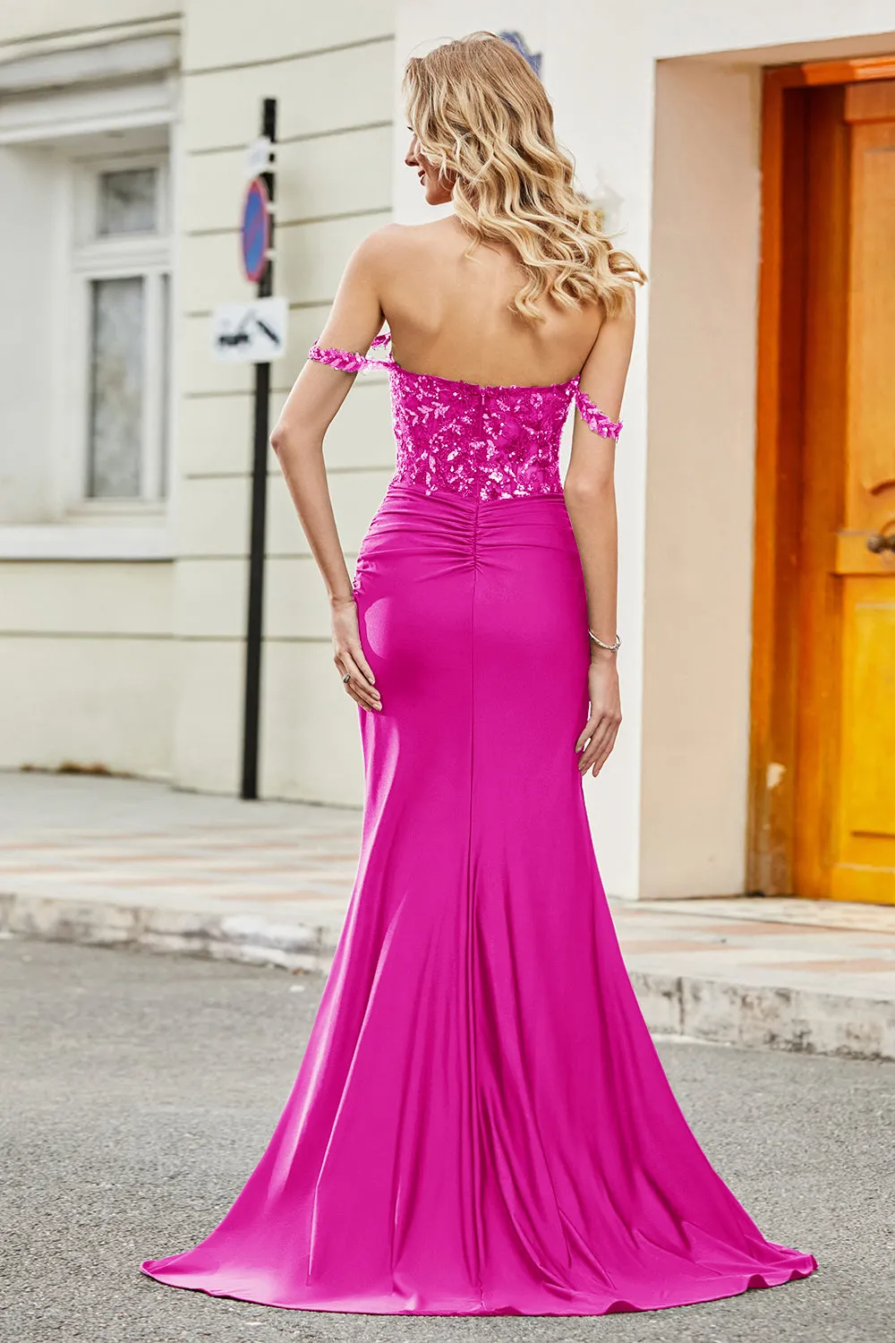 Abito lungo fucsia a sirena con spalle scoperte e paillettes