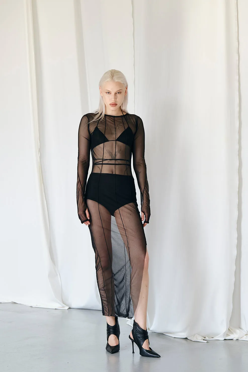 ABITO LUNGO NERO IN TULLE