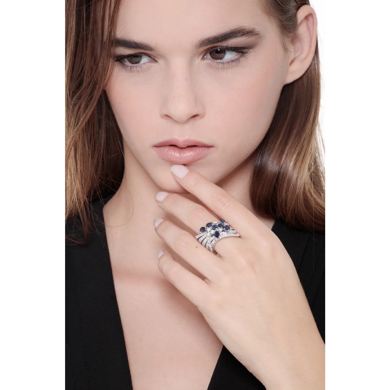 Anello fascia in oro bianco 18k con diamanti e zaffiri blu taglio ovale e goccia