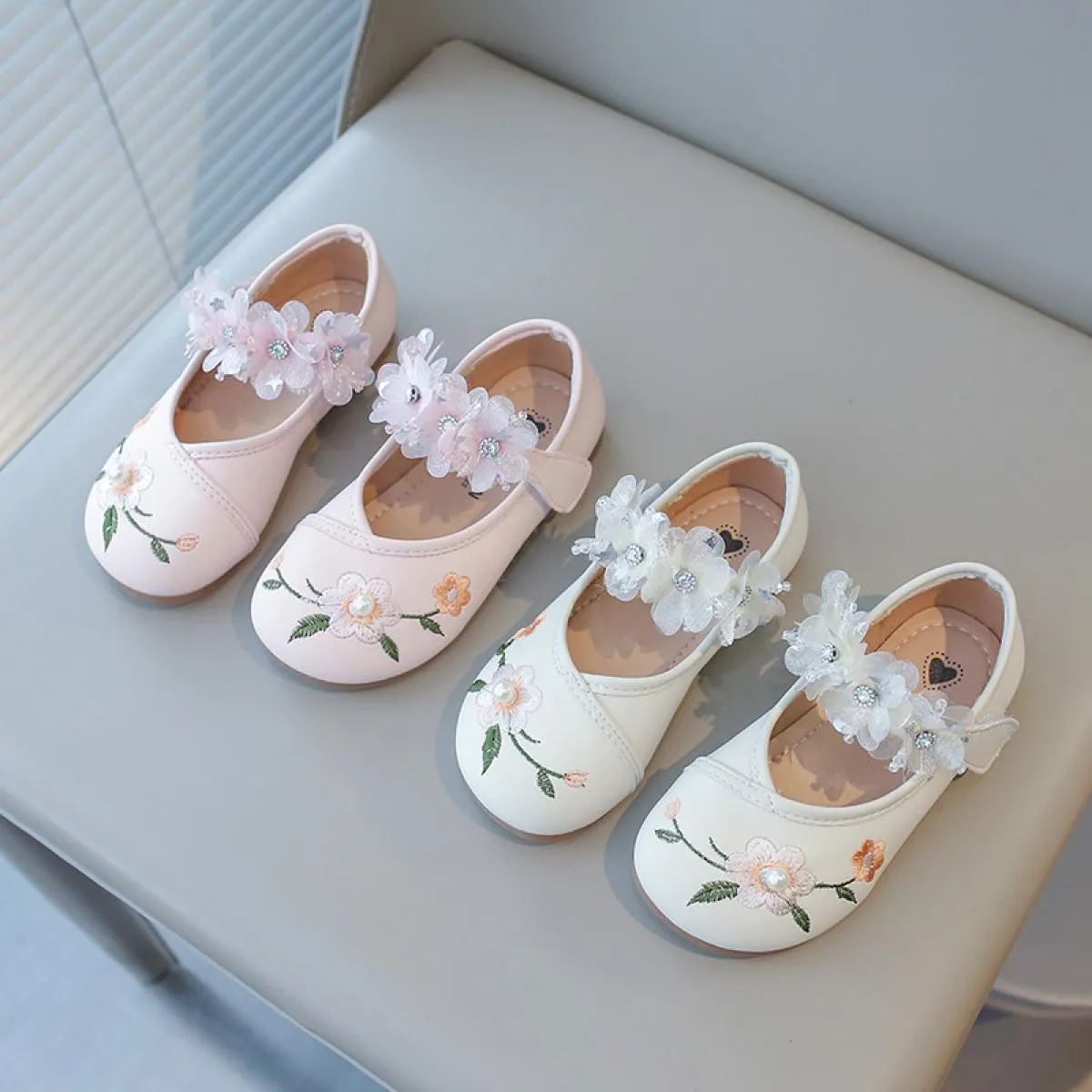 Bellissimi fiori di pizzo Scarpe Hanfu Scarpe in pelle Pu da ragazza in stile tradizionale retrò Bambino Splendide scarpe da pri