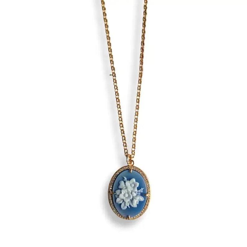 Collana a Catena con Ciondolo Cammeo in Agata Blu