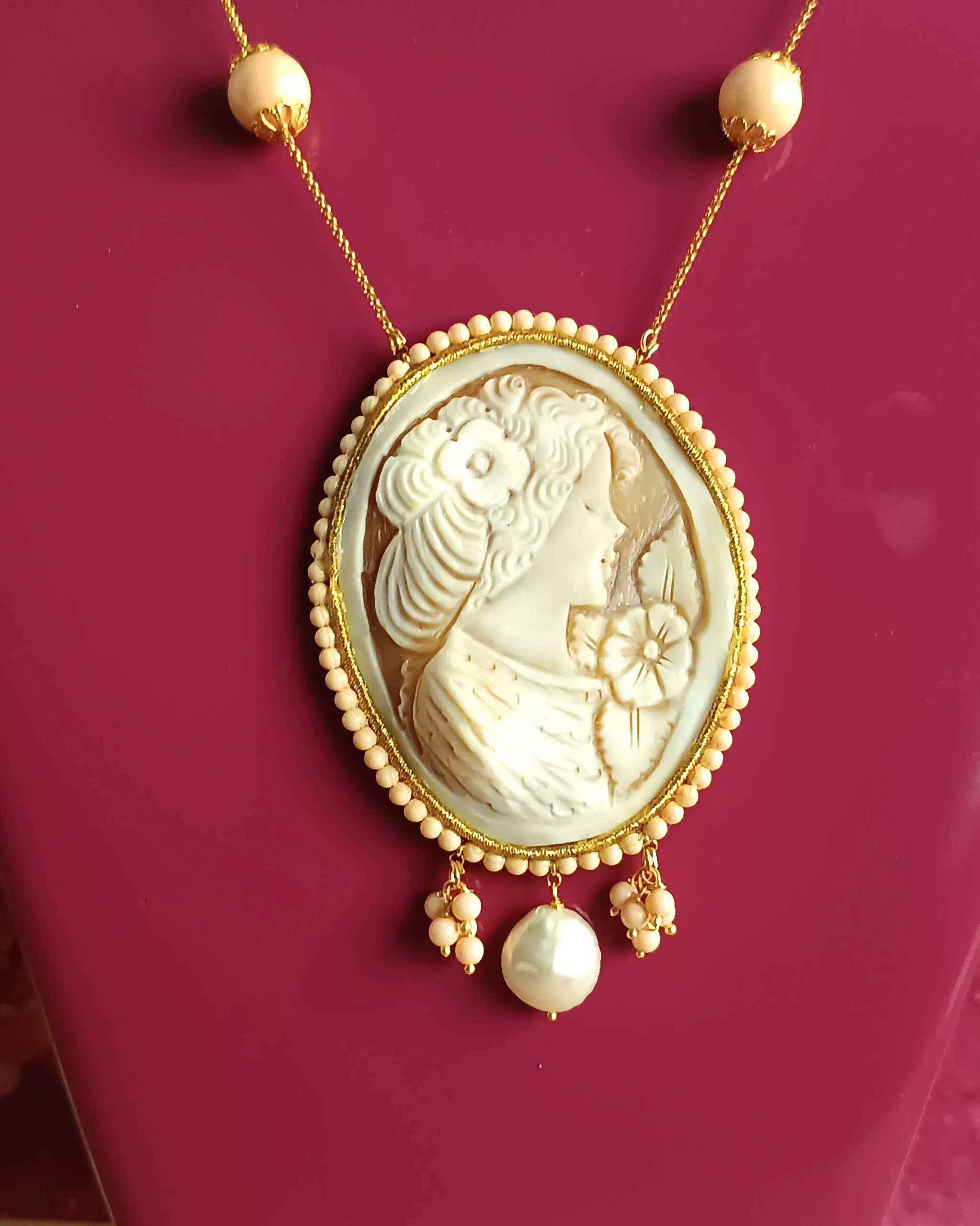 Collana Decollete a Catena con Pietre Rosa, Perle e Cammeo Scolpito in Conchiglia Sardonica_Spedizione 7 giorni